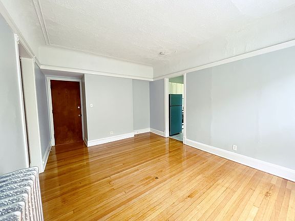 2nd image of 817 W Belle Plaine Ave #3R