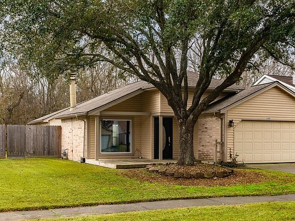 Large lot, mature trees in neighborhood