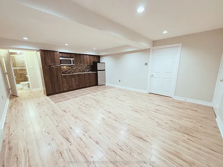 1400 Greenbriar Dr #1 — Photo 2