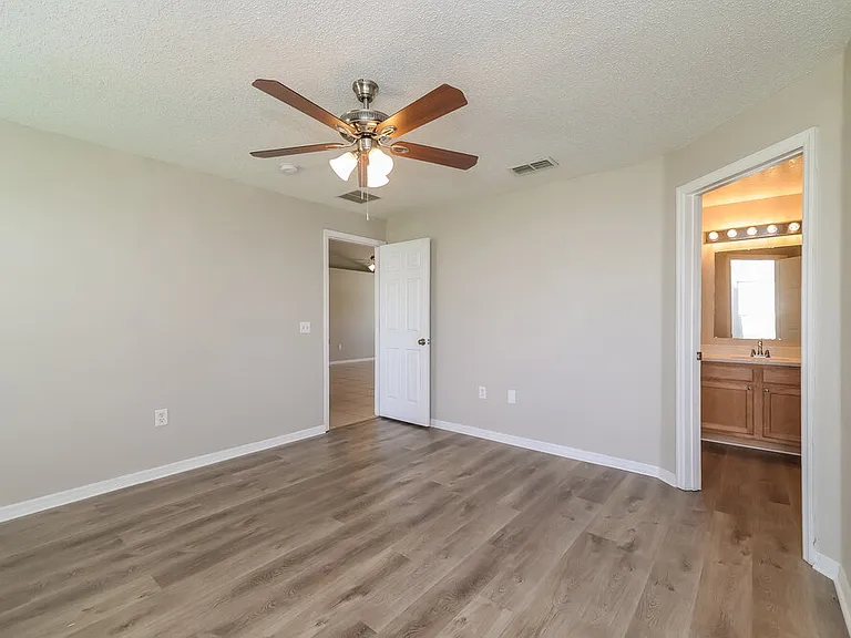 1140 Chesterfield Ct — Photo 11