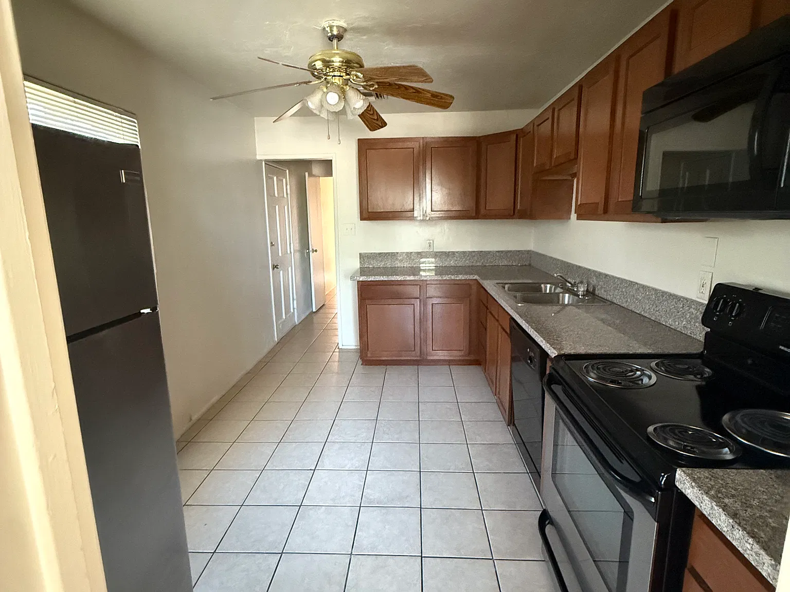 3 bed, $2,370 — Photo 3