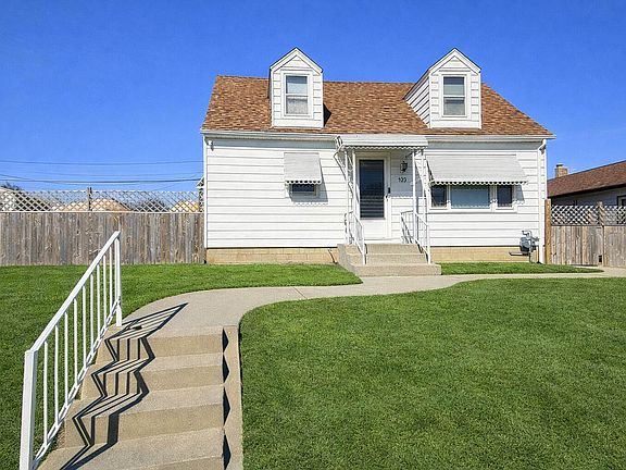 2nd image of 922 W Eden Pl