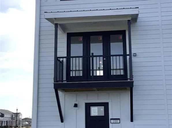 100 Canal Cottage Alley St, Charles, MO 63301