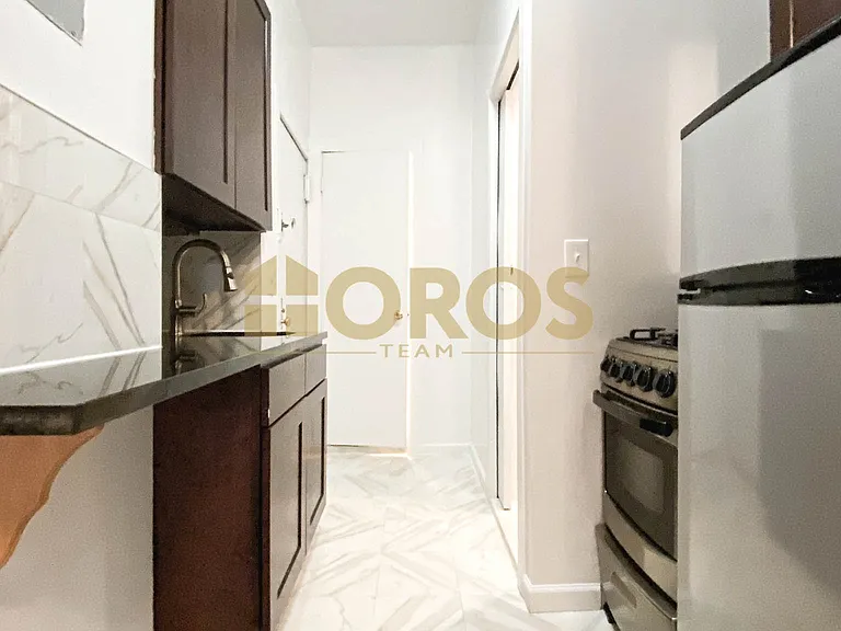 213 E 10th St #16 — Photo 6