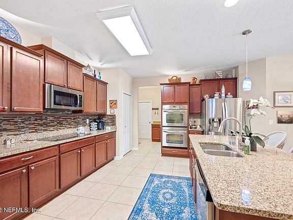 4th image of 15 Deer Meadows Dr