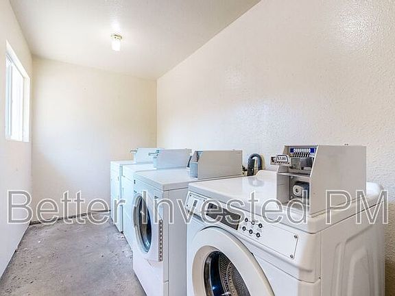 5th image of 1562 N Bush St