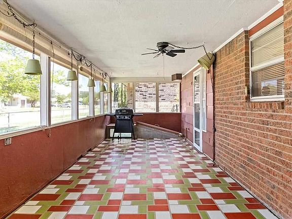 4th image of 301 NW 62nd St