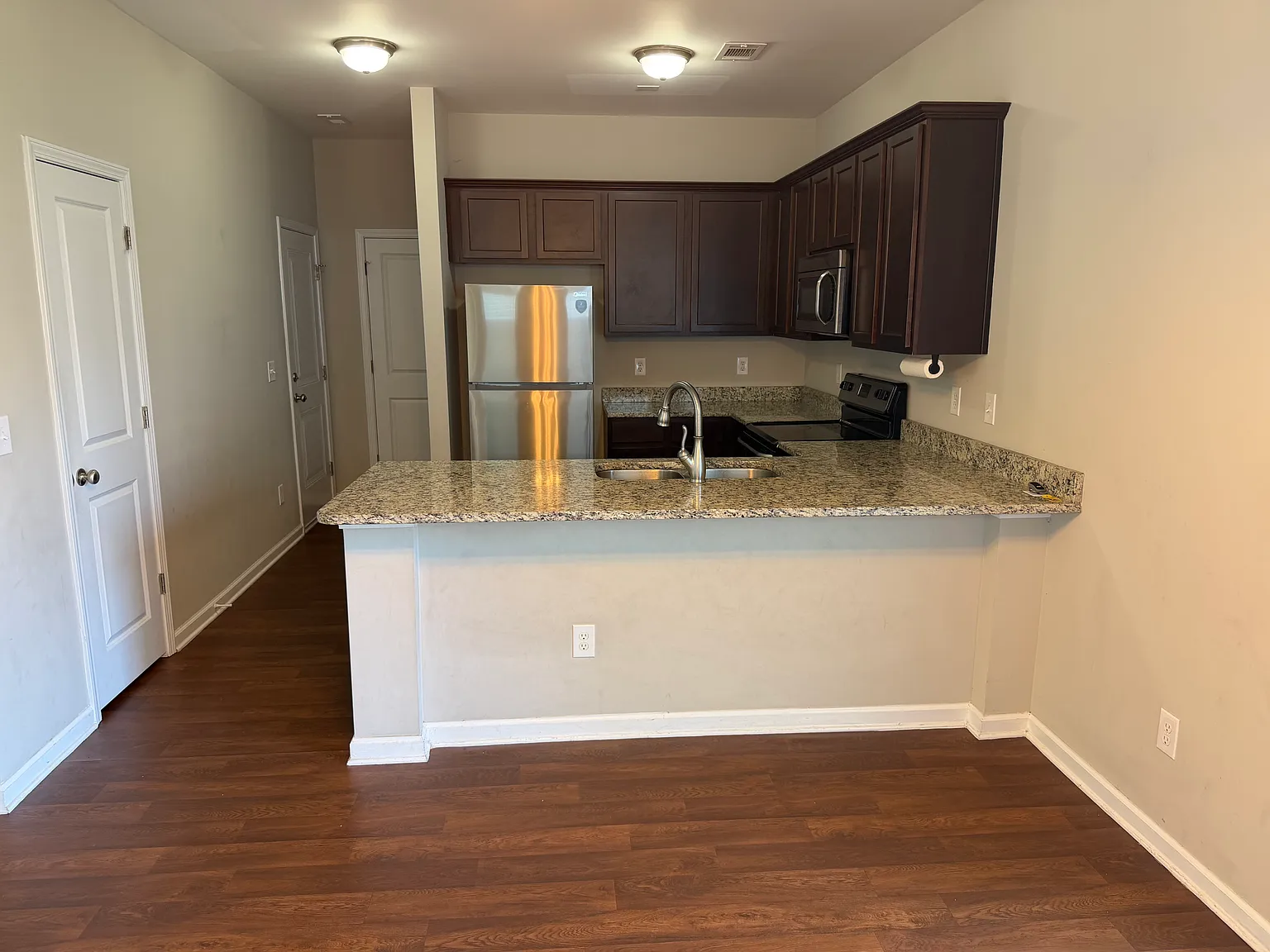 3 bed, 2.5 bath, 1487 sqft, $1,925 — Photo 3