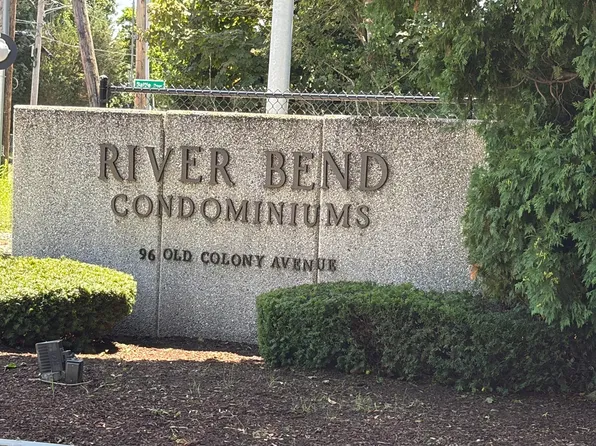 96 Old Colony Ave APT 123, East Taunton, MA 02718