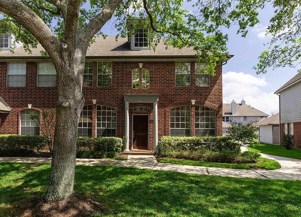 Welcome home! This beautiful townhome features 3 bedrooms, 2.5 baths, both formals and a large kitchen. It is also an end unit!
