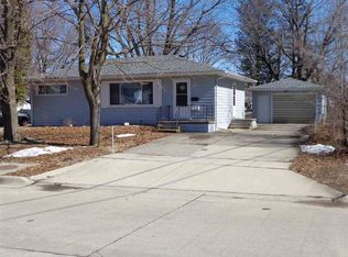 2118 Fairview Dr, Cedar Falls, IA 50613