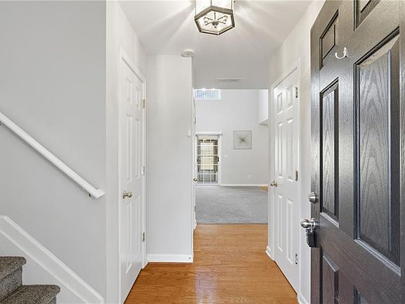 5th image of 702 River Hill Dr