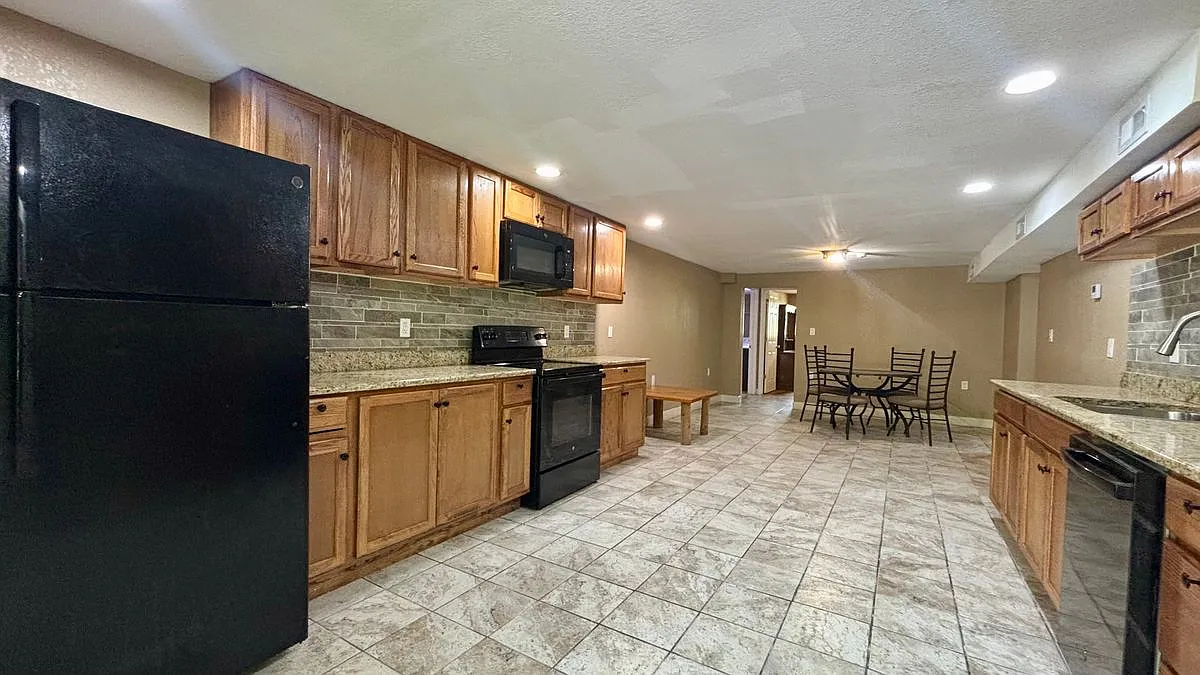 3 bed, 2.0 bath, 1594 sqft, $1,800 — Photo 2