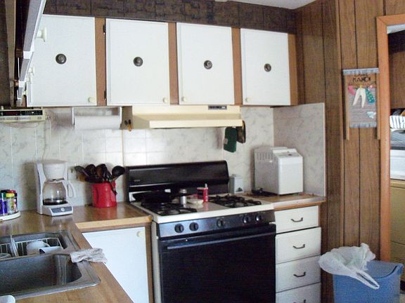 Kitchen cabinets/stove