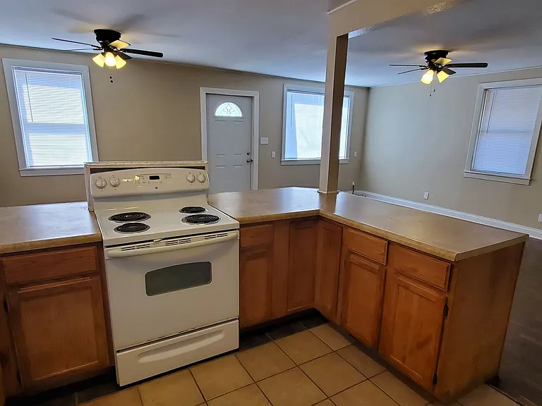701 Court St — Photo 3