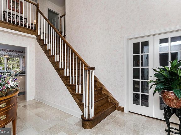3rd image of 1820 Midsummer Ln