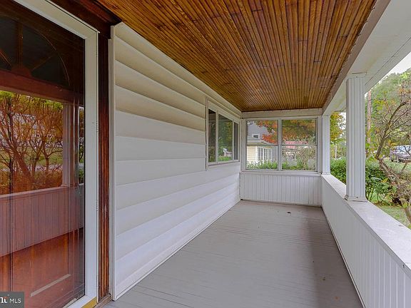 2nd image of 925 W Clara St