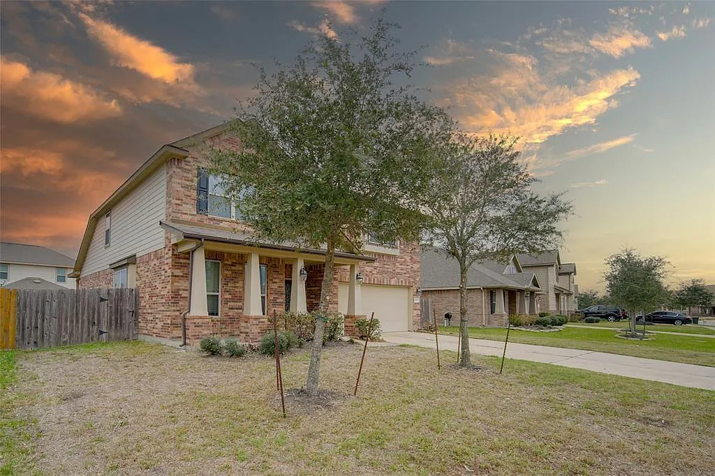 4 bed, 2.5 bath, 2466 sqft, $2,300 — Photo 2