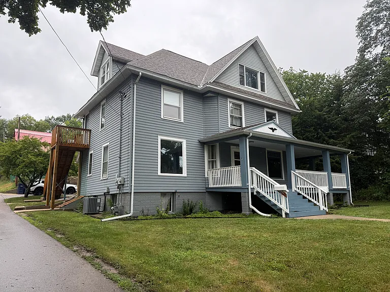 1041 Carrington St — Photo 1
