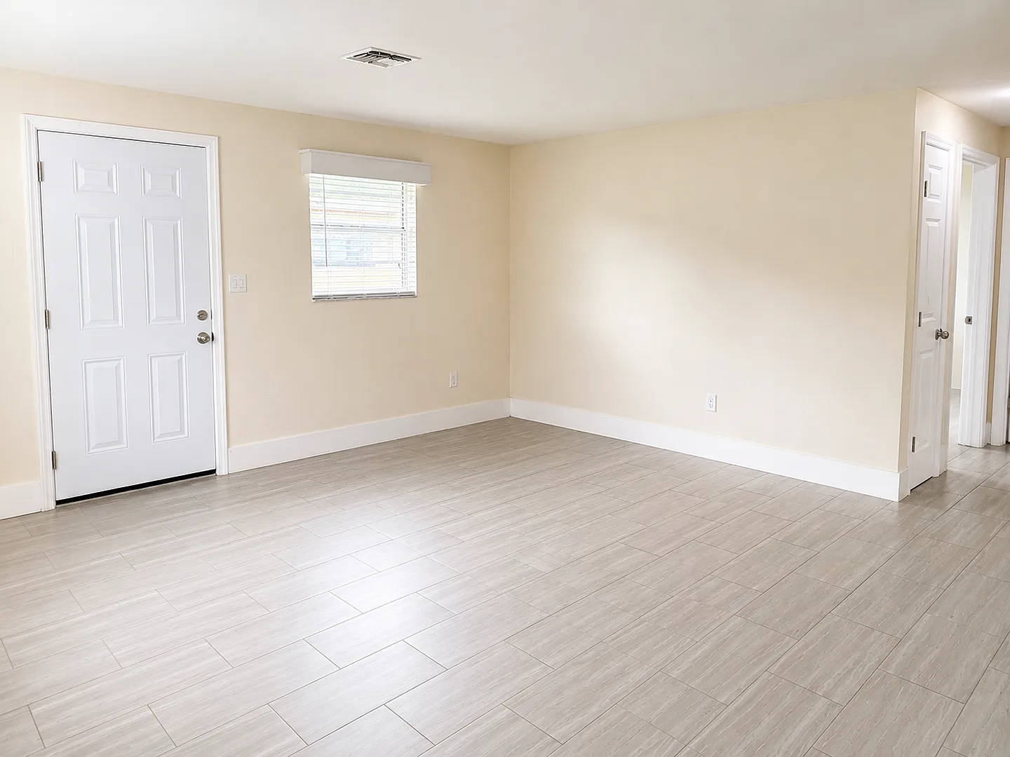 2 Bedroom Duplex - Annual Rental in East Naples — Photo 4
