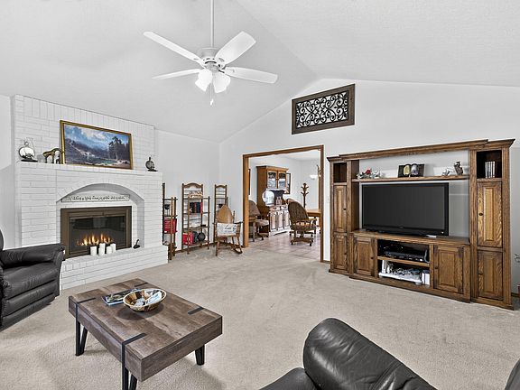 5th image of 1934 E Ridgewood Drive