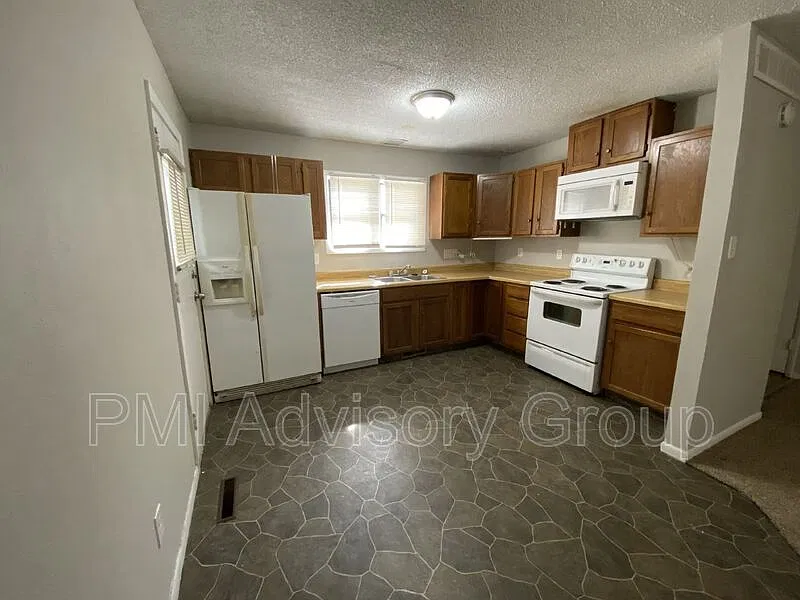 3 bed, 1.0 bath, 1136 sqft, $1,100 — Photo 2