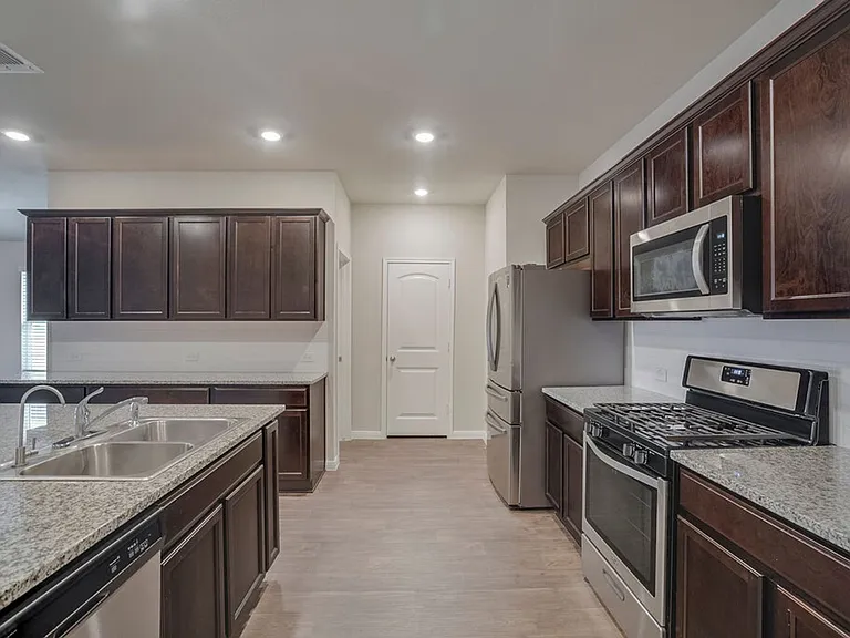1007 Coolridge Ct — Photo 4