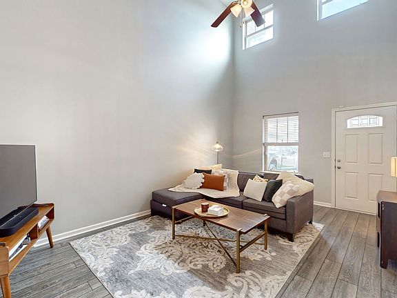 2nd image of 922 Dahlia Dr