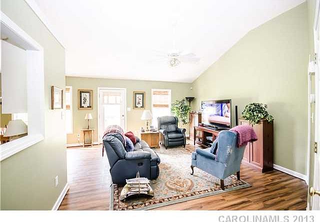 1st image of 976 Creekside Dr