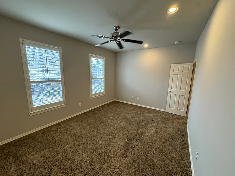 1335 E 36th St — Photo 34