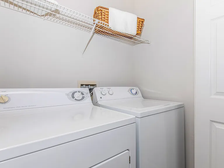 The Lakeview Apartmentss — Photo 12