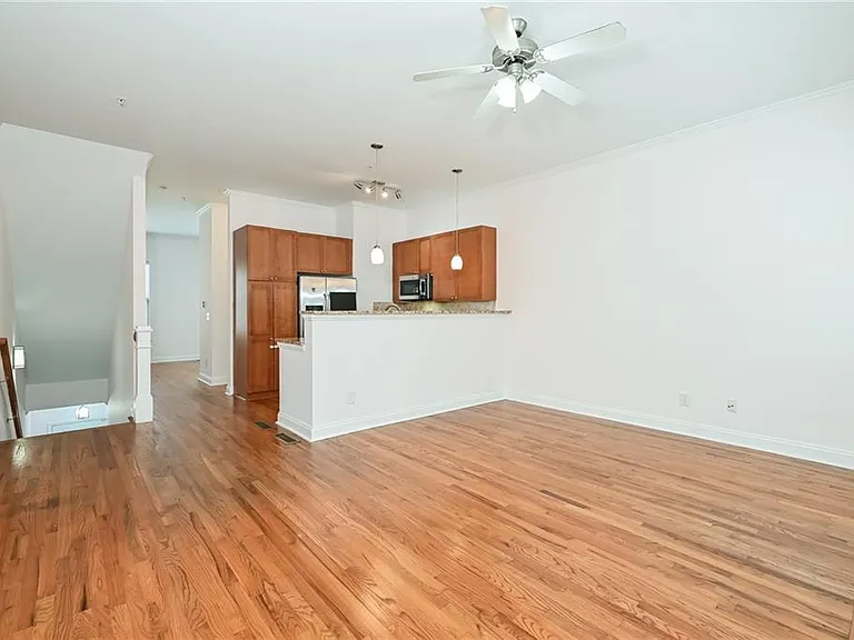 1915 Sterling Oaks Cir — Photo 3
