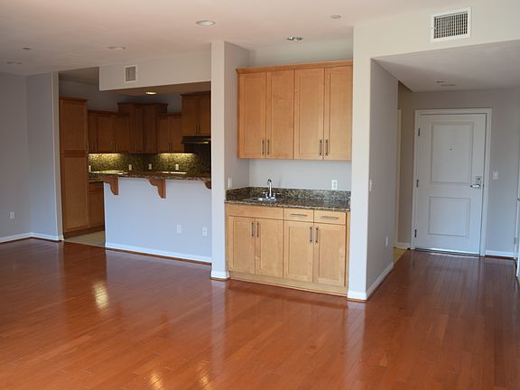 3rd image of 4821 Bakman Ave Unit 201