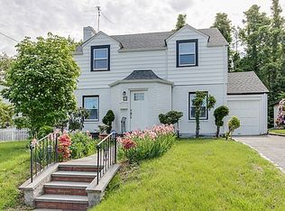 53 Hampshire Rd, Great Neck, NY 11023