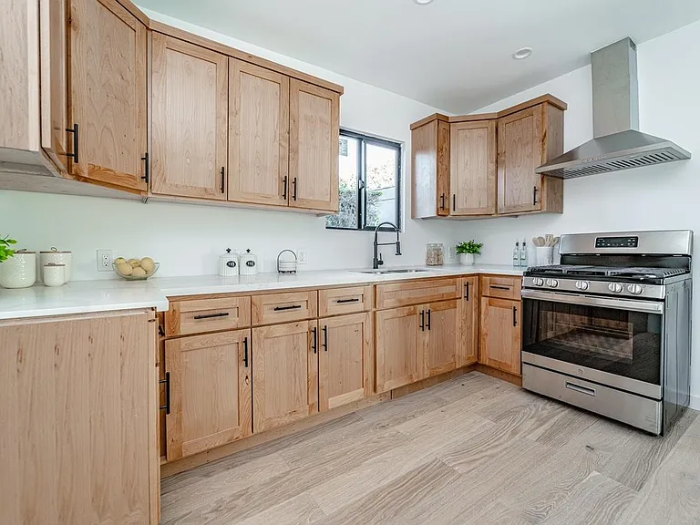 3015 1/2 Hillcrest Dr — Photo 6