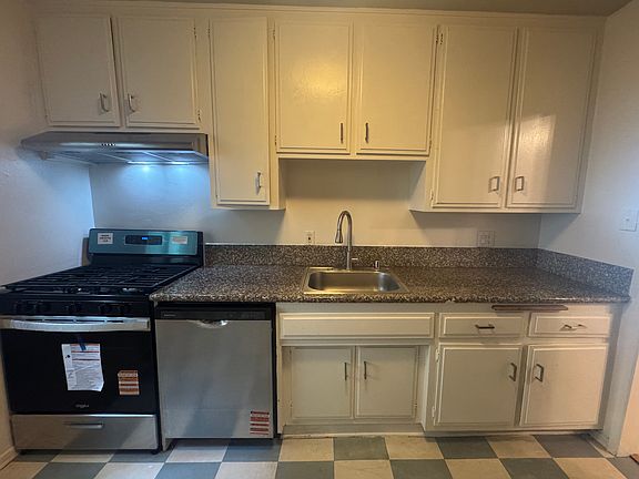 5th image of 906 N Sweetzer Ave
