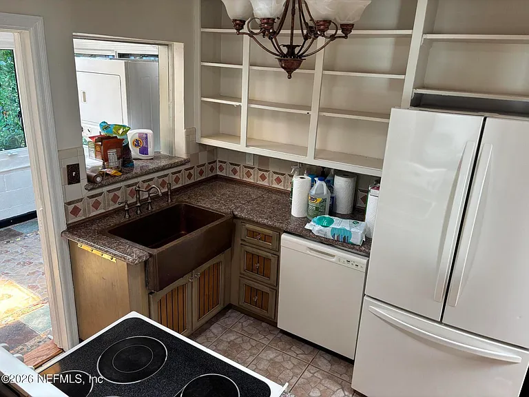 1343 Rensselaer Ave — Photo 36