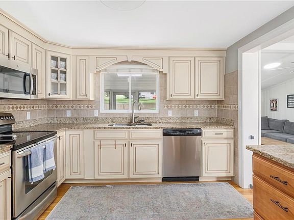3rd image of 133 Hadde Ave