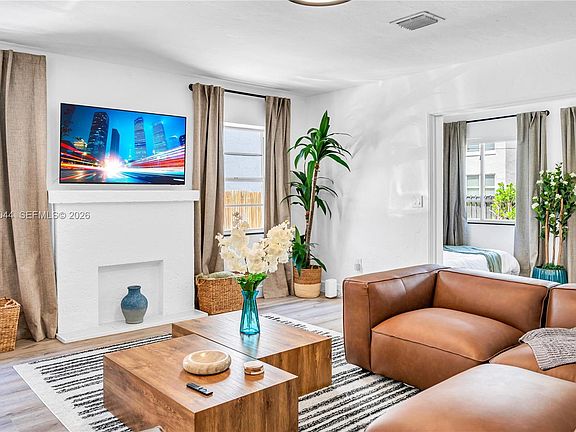 5th image of 426 NE 26th St #1