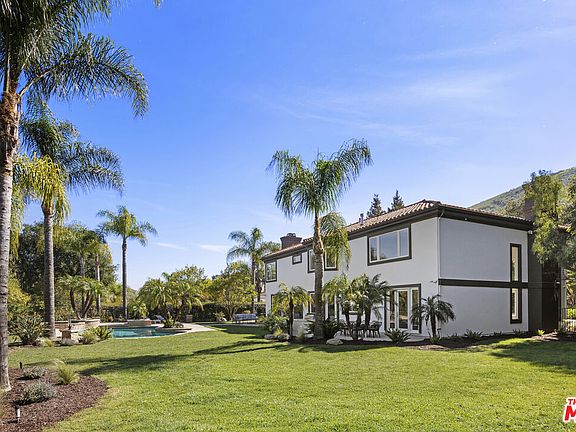 3rd image of 3909 Cresthaven Dr
