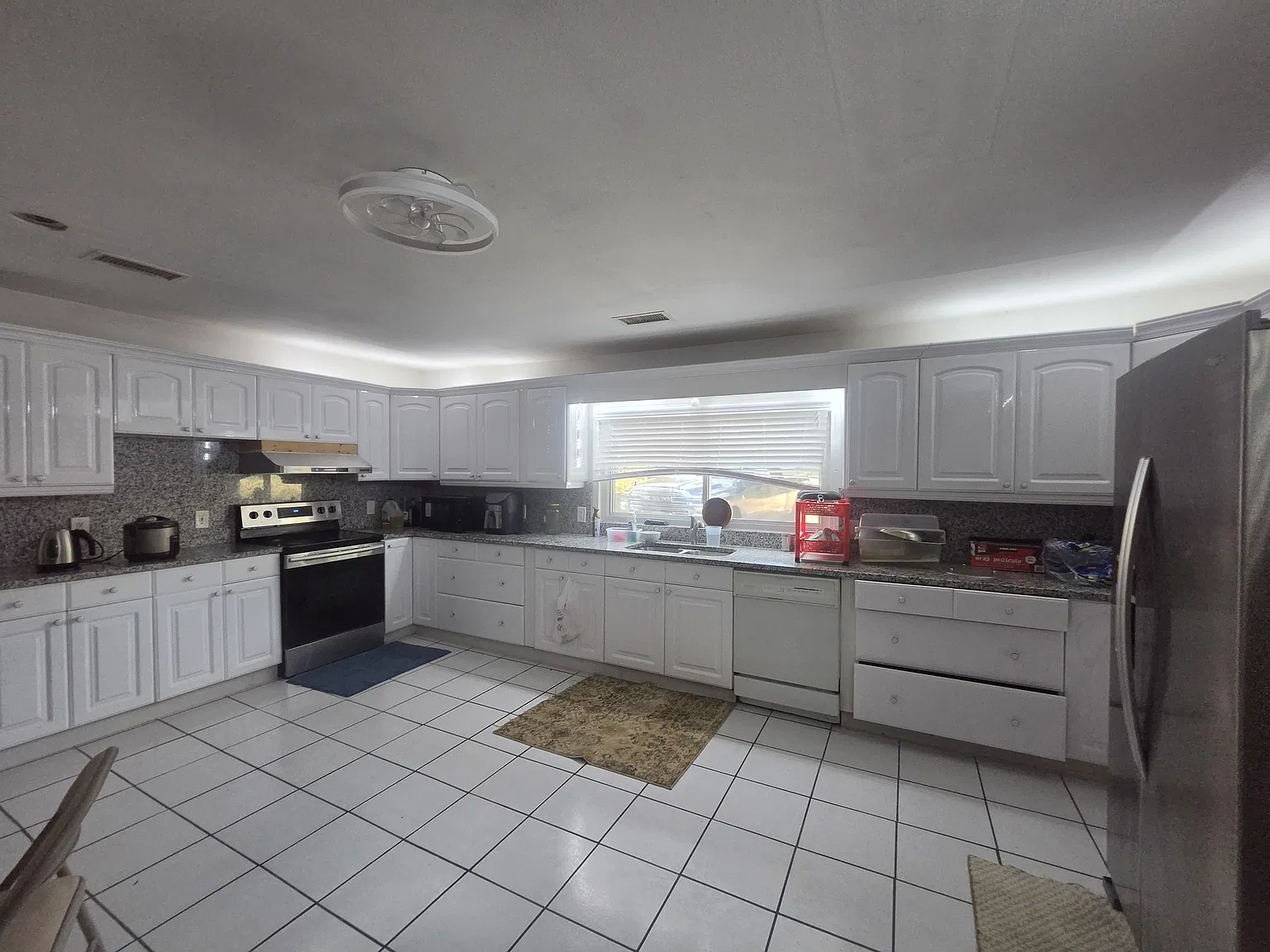 8 bed, 4110 sqft, $3,400 — Photo 4