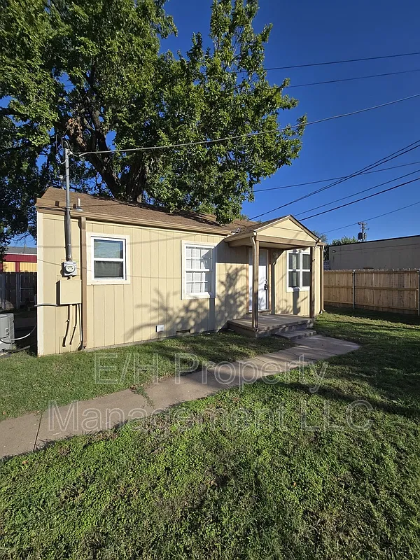 1 bed, 1.0 bath, 700 sqft, $900 — Photo 2