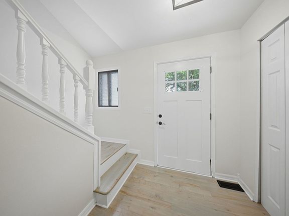4th image of 930 Autumn Ln