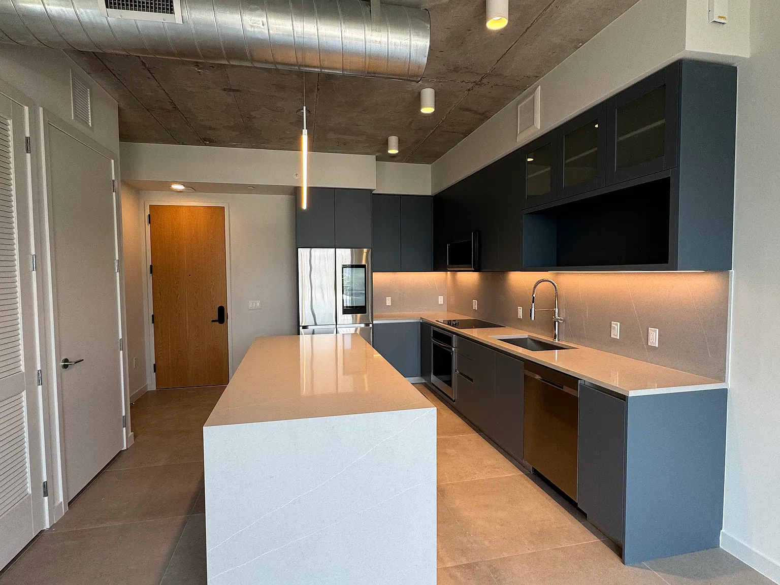 1 bed, 634 sqft, $2,400 — Photo 3