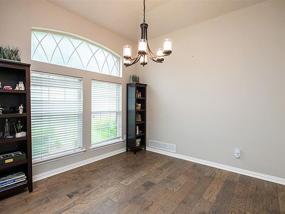 5th image of 2504 Thoroughbred Ln
