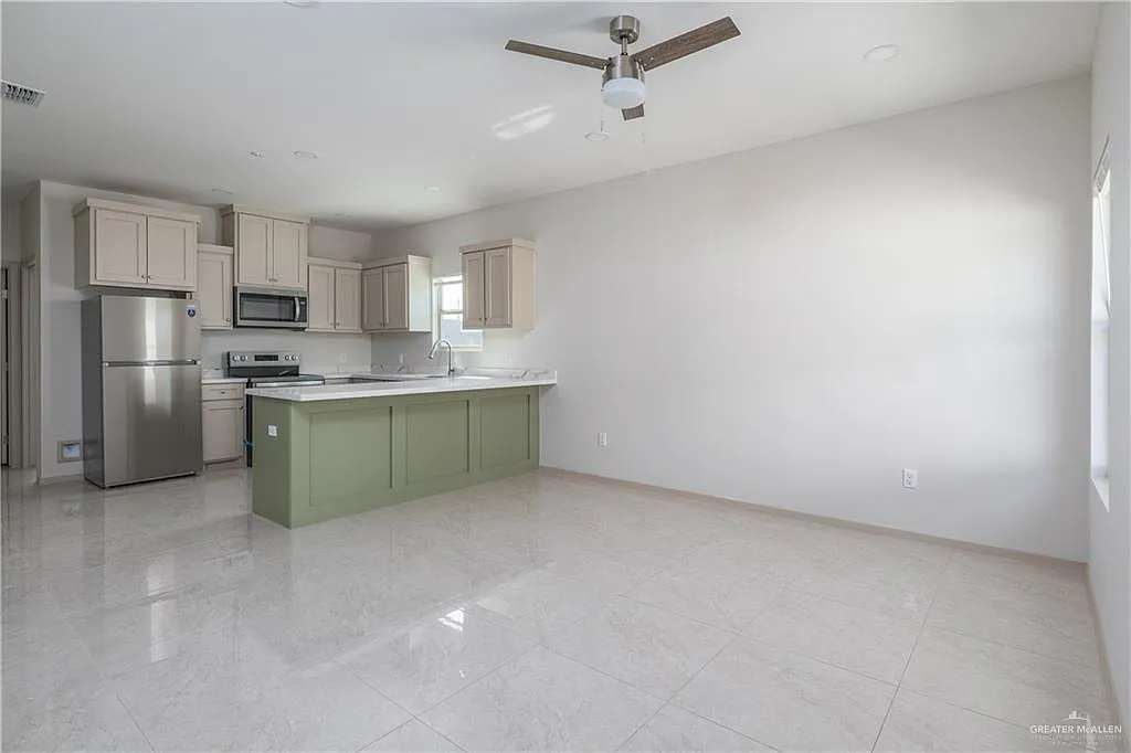3 bed, 2.5 bath, 1064 sqft, $1,350 — Photo 2