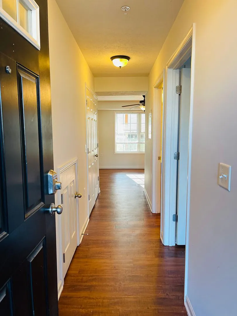 One Bedroom Garden Apartment — Photo 2
