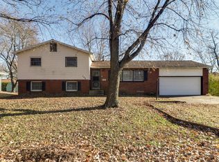 706 S Oak St, Delavan, IL 61734