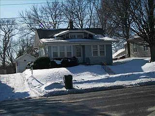 1st image of 904 W 1st St