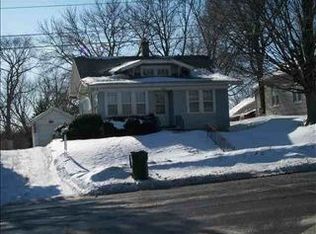 904 W 1st St, Cedar Falls, IA 50613